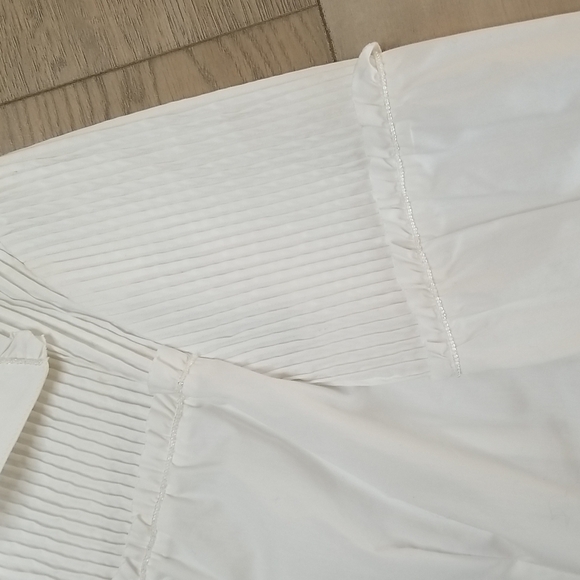 Peter Nygard womens blouse with pearl snaps and pleated accents. Cuffed sleeves - Picture 3 of 6